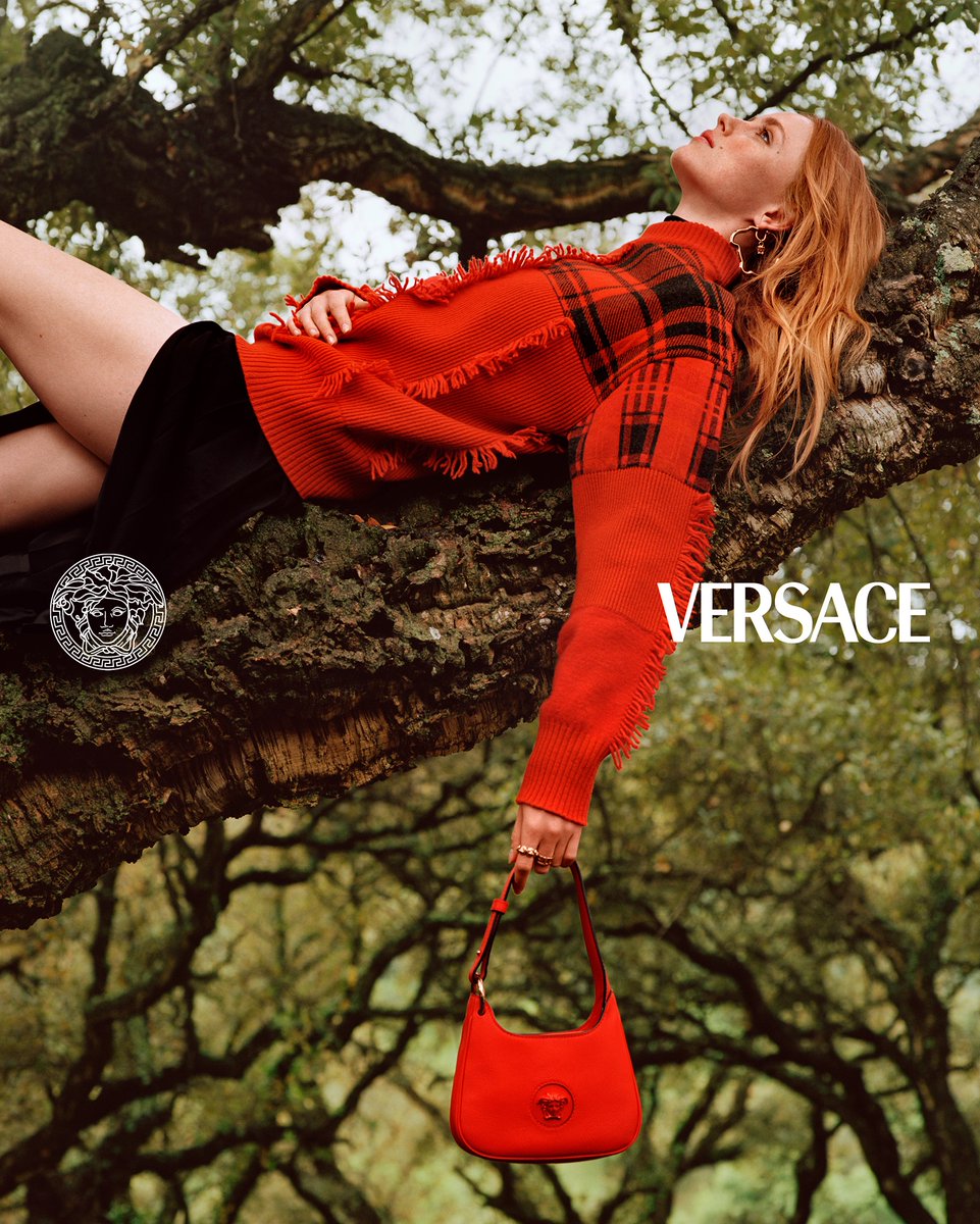 paper_muse's tweet photo. #Versace #PreFall21 Campaign: #RianneVanRompaey, #VittoriaCeretti, Photo #AlasdairMcLellan, Styling #JacobK
#패션사진 #패션광고 https://t.co/TRIDtzTf4i