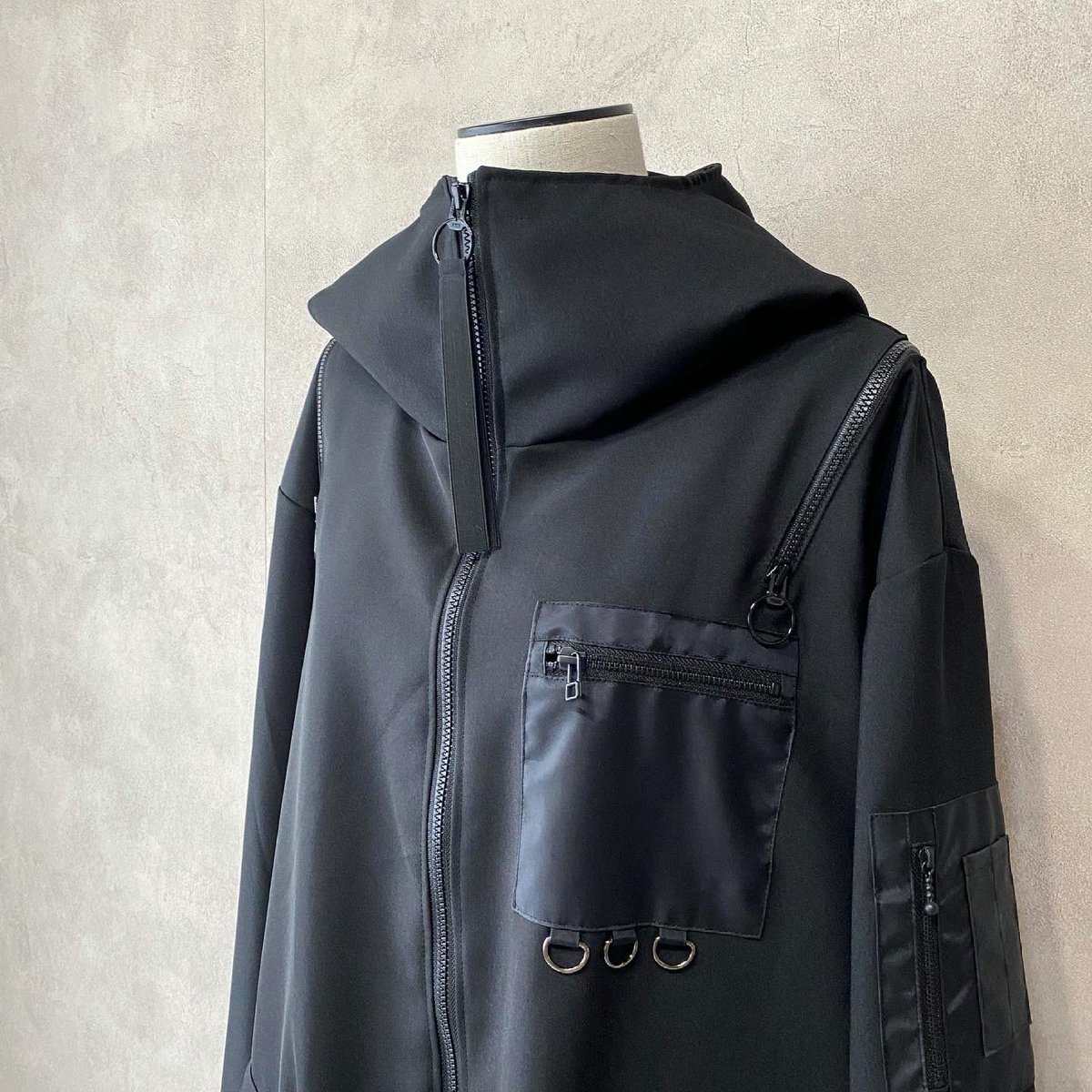 Sdg_closet's tweet photo. 7ZIP PARKA / Black【NICK NEEDLES】

重厚感のあるデザインながら、柔らかく軽量な素材を使用。
季節の変わり目や、羽織としても活躍する素材感です。

BIGシルエットのパーカーに、
７箇所のジッパー・４つのポケット・4個のDカン。

https://t.co/pQ9VLdHAg2 https://t.co/6V9ZFnRiP8