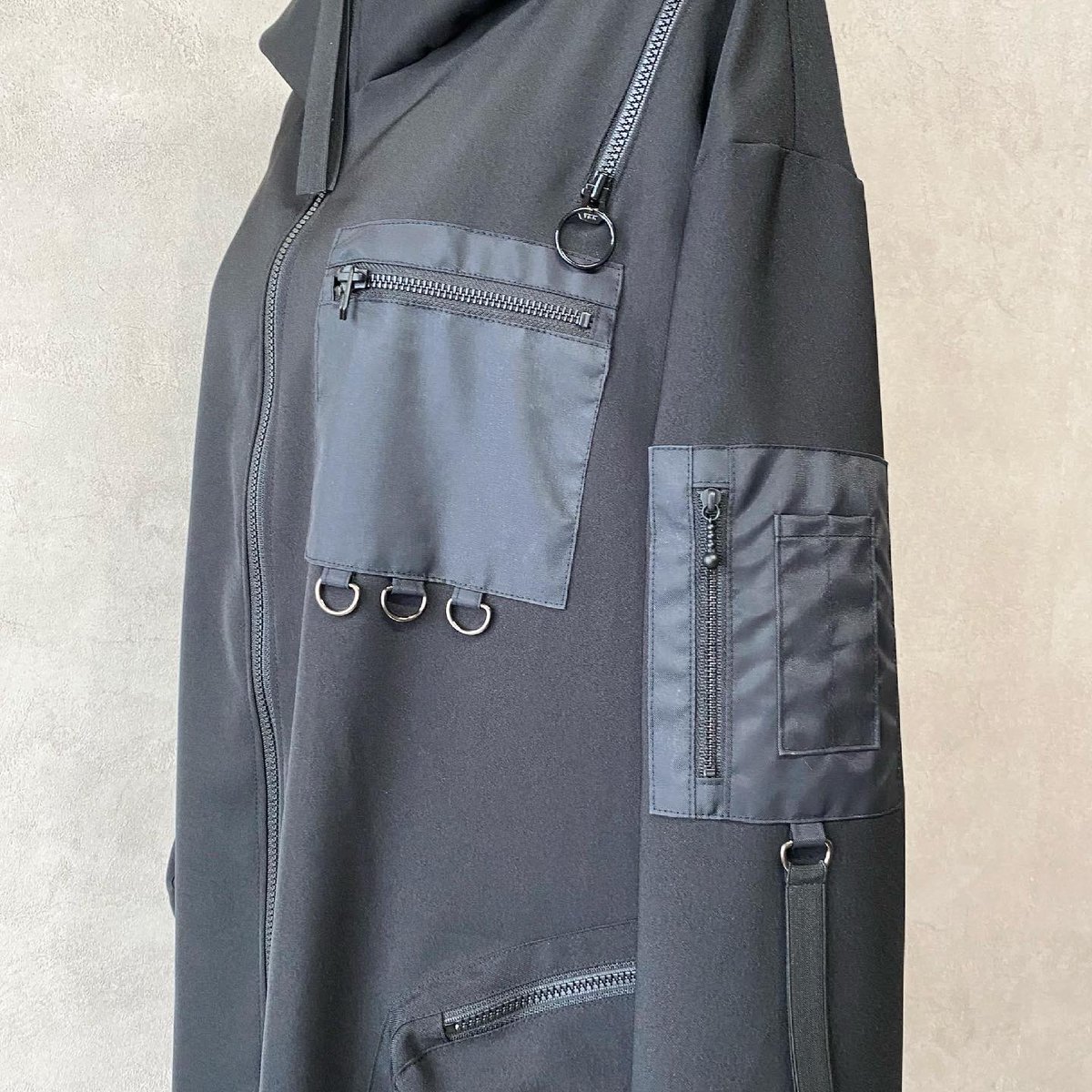 Sdg_closet's tweet photo. 7ZIP PARKA / Black【NICK NEEDLES】

重厚感のあるデザインながら、柔らかく軽量な素材を使用。
季節の変わり目や、羽織としても活躍する素材感です。

BIGシルエットのパーカーに、
７箇所のジッパー・４つのポケット・4個のDカン。

https://t.co/pQ9VLdHAg2 https://t.co/6V9ZFnRiP8