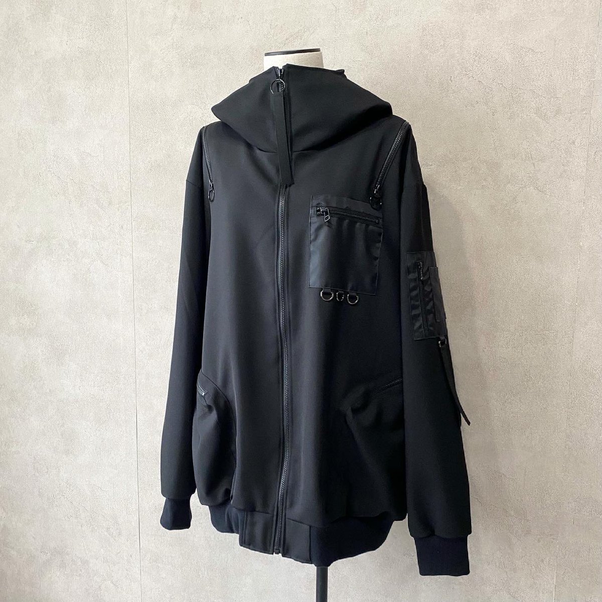 Sdg_closet's tweet photo. 7ZIP PARKA / Black【NICK NEEDLES】

重厚感のあるデザインながら、柔らかく軽量な素材を使用。
季節の変わり目や、羽織としても活躍する素材感です。

BIGシルエットのパーカーに、
７箇所のジッパー・４つのポケット・4個のDカン。

https://t.co/pQ9VLdHAg2 https://t.co/6V9ZFnRiP8