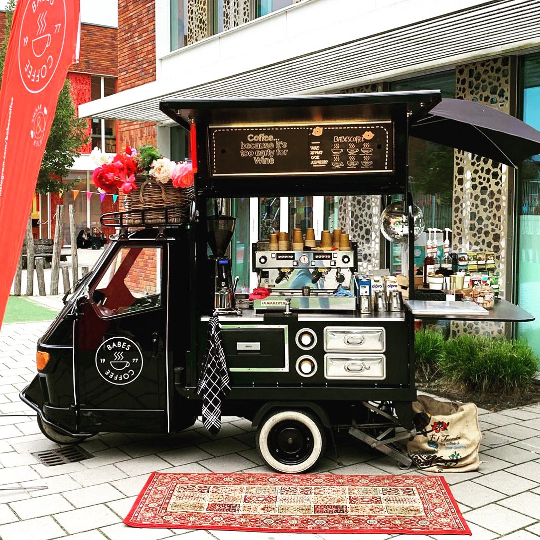 Om de eerste schooldag goed te beginnen: koffie en thee ☕️ op het schoolplein 😀 🫖 #koffie #eersteschooldag #goedwakkerworden