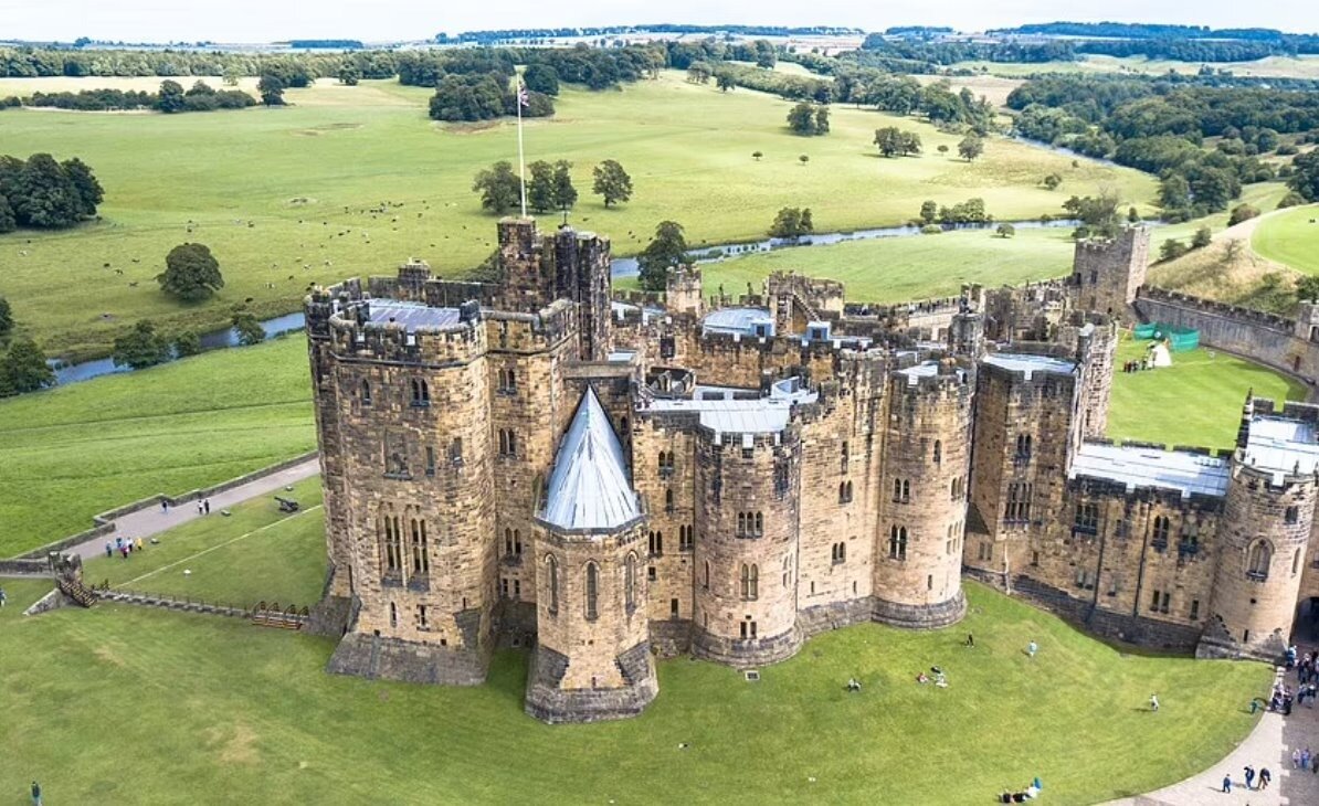 Дворец гарибальди тольятти. Замок алник (alnwick castle). Замок гарибальди хрящевка. Замок алник шотландия. Замок скибо (skibo castle) внутри.