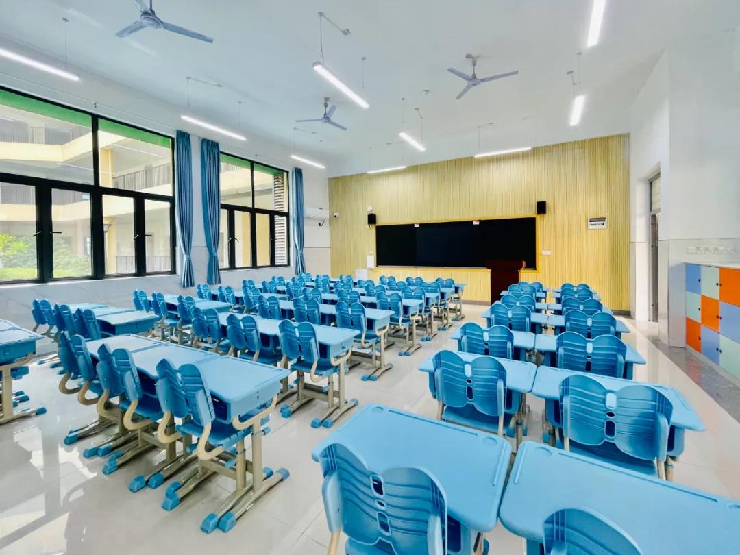 OpticsValleyCN's tweet photo. New seminar, new schools!π«π
In #OVC three brand new primary schools are open this new term. The new schools can accommodate over 5,600 pupils. π§π#OVCInfrastructure #OVCEducation https://t.co/HdXLcwfDfx