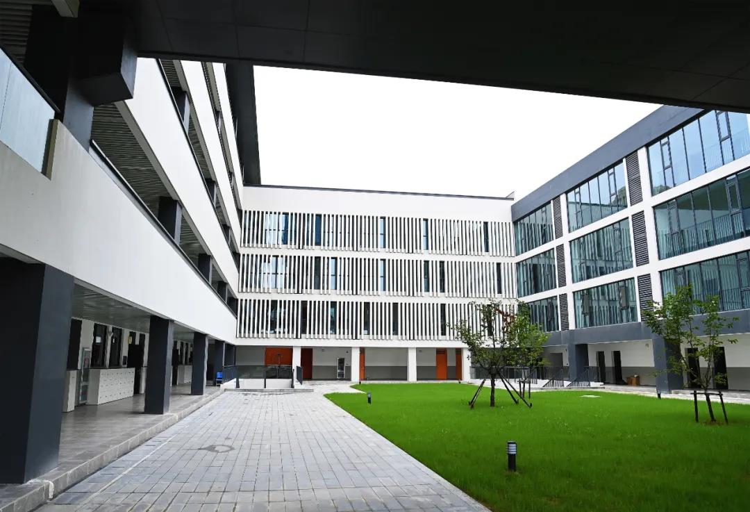 OpticsValleyCN's tweet photo. New seminar, new schools!π«π
In #OVC three brand new primary schools are open this new term. The new schools can accommodate over 5,600 pupils. π§π#OVCInfrastructure #OVCEducation https://t.co/HdXLcwfDfx