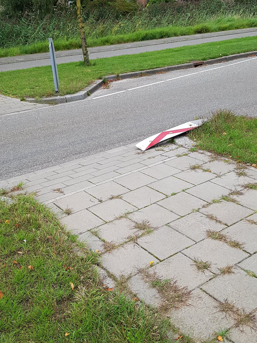 In de nacht van zaterdag op zondag is er weer een bord gesneuveld !
De gevaarlijke situatie aan de Anklaarseweg is dus nog gevaarlijker geworden.
<a href="/gem_apeldoorn/">Gemeente Apeldoorn</a>