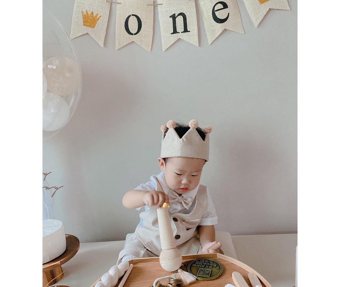 CrayonPopRanger's tweet photo. Geummi's child is one year old now? Wow. 
Did Geummi seriously set him up to be a future noraebang (karaoke) star? Good choice kid. Impress the boss with your amazing singing skills and get promoted. Smart! :D
https://t.co/cbd3wcy44K
#CrayonPop #Geummi #크레용팝 #금미 https://t.co/Zc0FzadQUn