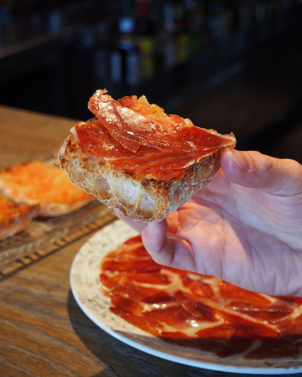 SaBrisaRest's tweet photo. Así es la magia de la gastronomía balear que puedes saborear en #SaBrisa: jamón de cerdo negro mallorquín de Can Cuixot sobre pan tumaca😋⁣ https://t.co/3KPhM4pPxr