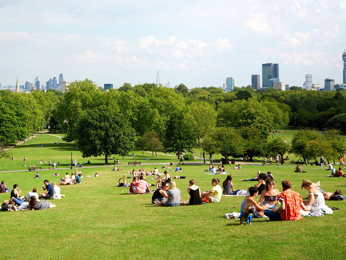 oclvision's tweet photo. The sun's out, so grab a picnic and make a meal of it. Here's a great guide to which London parks are best for outdoor eating: #thingstodooutside #Londonlife #londonparks https://t.co/TFe1wa12bb https://t.co/92cqnvBn6I