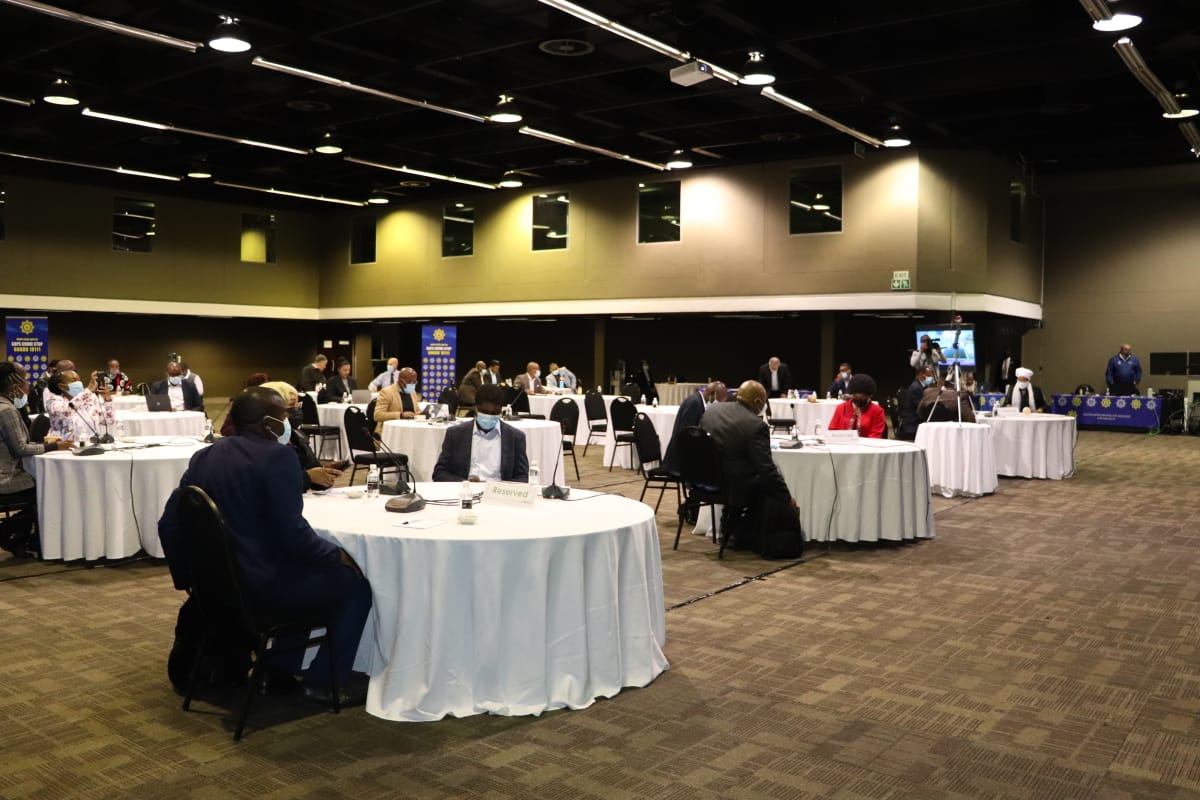 SAPoliceService's tweet photo. #sapsHQ #SAPS #InnovationRoundTable Dr Motodi Maserumule, CSIR Group Executive: Mining, Manufacturing, Defence and Security welcomes delegates and #SAPS Management at innovative discussions at #CSIR International Convention Centre. SW https://t.co/dDwGBNgAYv