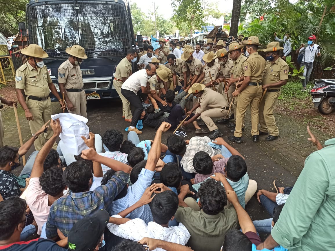 Campus front staged Gherao into NEP Inauguration program at Mangalore University
Students chanted slogans against Education Minister Ashwath Narayan
Protested Students were detained
#rejectNEP
#rejectnep2020