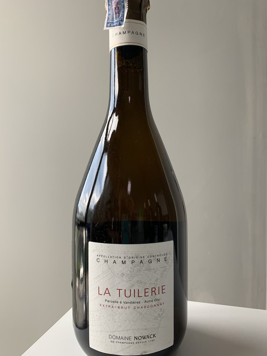 VindAnge1's tweet photo. [新入荷]
2014 Nowack La Tuilerie 
日本には今年初入荷されたシャンパン🍾モノ・クリュ、モノ・セパージュ、モノ・ビンテージで全て生産🥂
生産本数少なすぎて日本だとなかなか手に入らないみたい🤔バンコクだとすぐに手に入るのがいいな😆
#シャンパン #champagne #nowack https://t.co/j82htgZCgZ