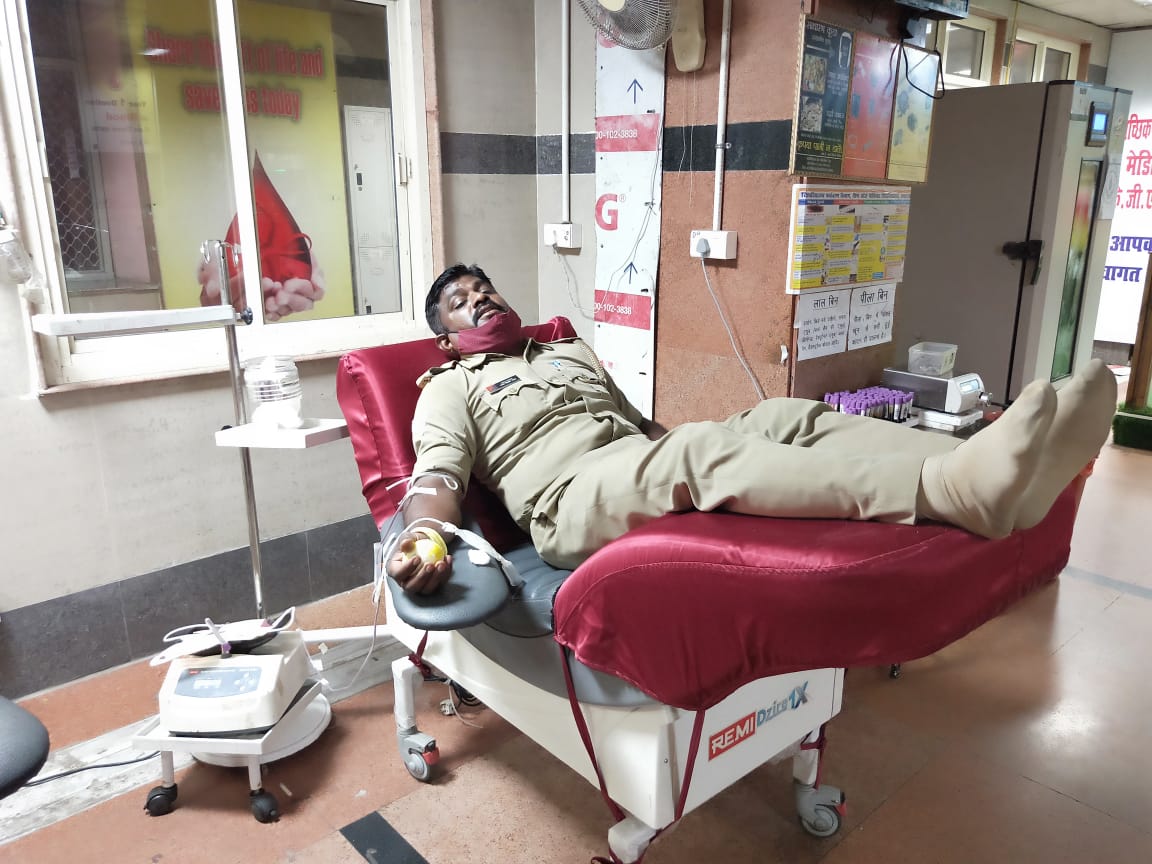 PoliceSewakHai's tweet photo. हार्ट सर्जरी हेतु लॉरी मेडिकल कॉलेज लखनऊ में भर्ती बाराबंकी निवासी राजाराम गुप्ता को ब्लड की आवश्यकता थी जानकारी होने @112UttarPradesh #PRV0533 पर तैनात HC कमल किशोर ने संपर्क कर #KGMU जाकर एक यूनिट #ब्लड डोनेट किया।
Weldone कमल🙏
@lkopolice @Uppolice @khyatigarg_ips https://t.co/644R37hUzn