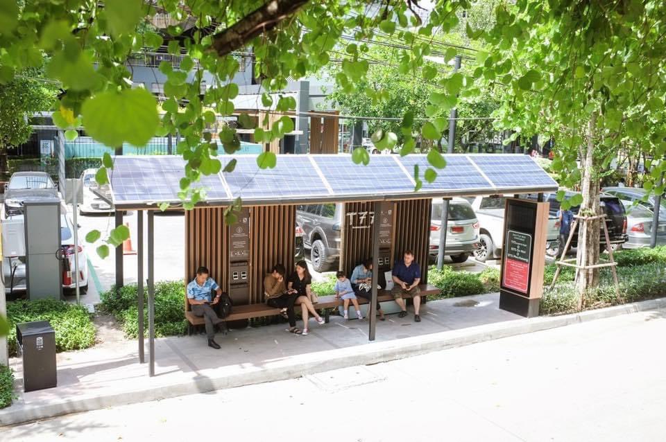 Thavisin's tweet photo. จากป้ายรถเมล์ธรรมดาแปลงร่างเป็นป้ายรถเมล์สีเขียวรักษ์โลกแค่ติด solar cell…ลงทุนไม่มากแต่ได้พลังงานสะอาดไว้ชาร์จมือถือและเป็นไฟส่องสว่างได้ยั่งยืน

 📷T77 Community แสนสิริ https://t.co/x50wMcgA8z