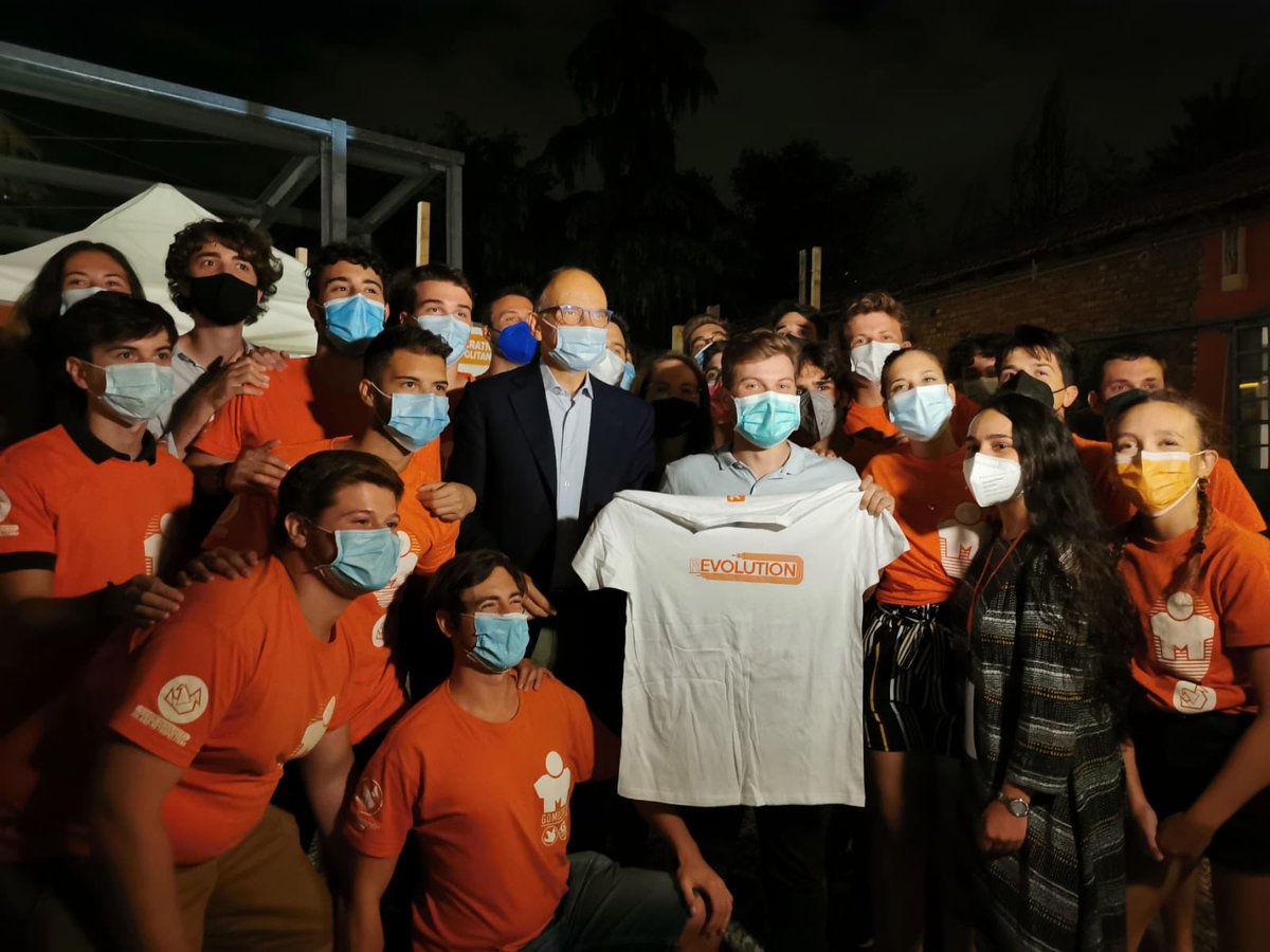 A #Milano con l’entusiasmo dei Giovani Democratici. Per ⁦<a href="/BeppeSala/">Beppe Sala</a>⁩. ⁦<a href="/gdemocratici/">giovanidemocratici</a>⁩