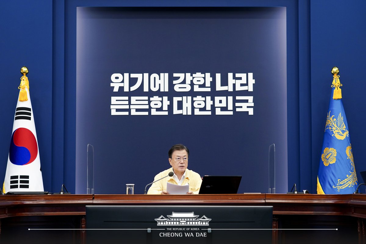 문 대통령은 “대다수 국민들께 1인당 25만 원씩 드리는 국민지원금도 다음 주부터 지급할 계획”이라고 밝히며 “저소득 근로자 가구를 위한 근로장려금과 자녀장려금도 한 달 이상 앞당겨 468만 가구를 대상으로 가구당 평균 114만 원을 지급하기 시작했다”고 말했습니다.