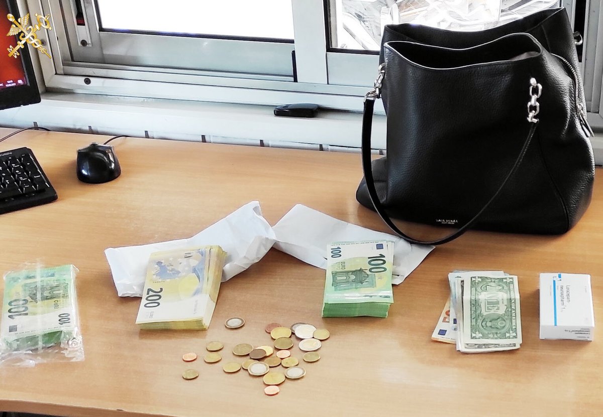 таможенник с деньгами.