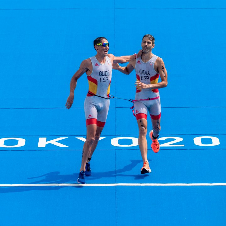 Indescriptible la emoción que nos invadió veros llegar a meta. Todo nuestro respeto, orgullo y admiración <a href="/hectortriatlon/">Héctor Catalá</a> y <a href="/Tavotui/">Gustavo Rodríguez</a> . ¡Gracias! 🙌

#hectorcatala #tavorodriguez #tokyo2020 #paralympics #paratriatlon #paratriathlon #triatlon #triathlon #olimpiadas #olympics