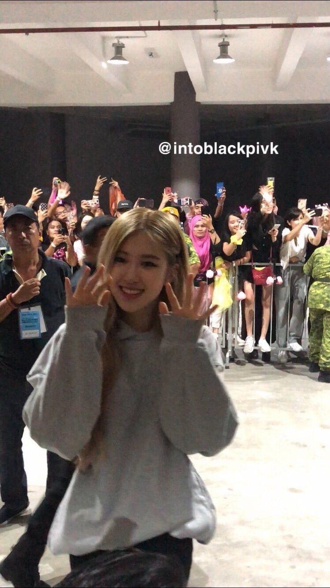rshourly's tweet photo. #로제 #ROSÉ https://t.co/VJaZseg2sD