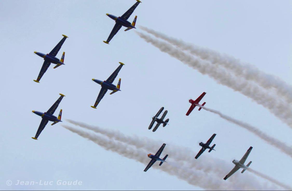 [Meeting] Un beau moment avec la « patrouille » <a href="/AeroclubFrance/">Aéro-Club de France</a> rassemblée ce week-end d’août 2021 pour le <a href="/TempsDesHelices/">Fête aérienne • Le Temps des Hélices !</a> ! Les Fouga de la patrouille Tranchant, ainsi que <a href="/nicolasivanoff/">Nicolas Ivanoff</a> et <a href="/LemordantAude/">Aude Lemordant</a>, avec Carnet de Vol de B. Boillot et <a href="/EVazeille/">Eric Vazeille</a> ! #meetingLTDH21 #LTDH21