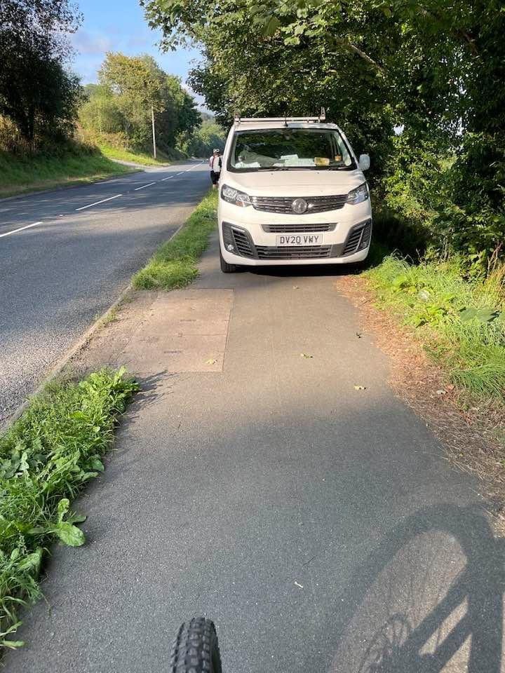 Hia <a href="/CyngorGwynedd/">Cyngor Gwynedd</a> <a href="/visitsnowdonia/">Snowdonia National Park</a> <a href="/northwaleslive/">North Wales Live</a> <a href="/HeddluGogCymru/">Heddlu Gogledd Cymru</a> oes yna riwbeth yn medru gael ei wneud am y rhes o ceir sydd wedi parcio ar y palmant ar yr A494 ers nos wener a campio wrth llyn tegid am ddim? Pobol yn gorfod cerdded ar y ffordd brysur iw basio #bala