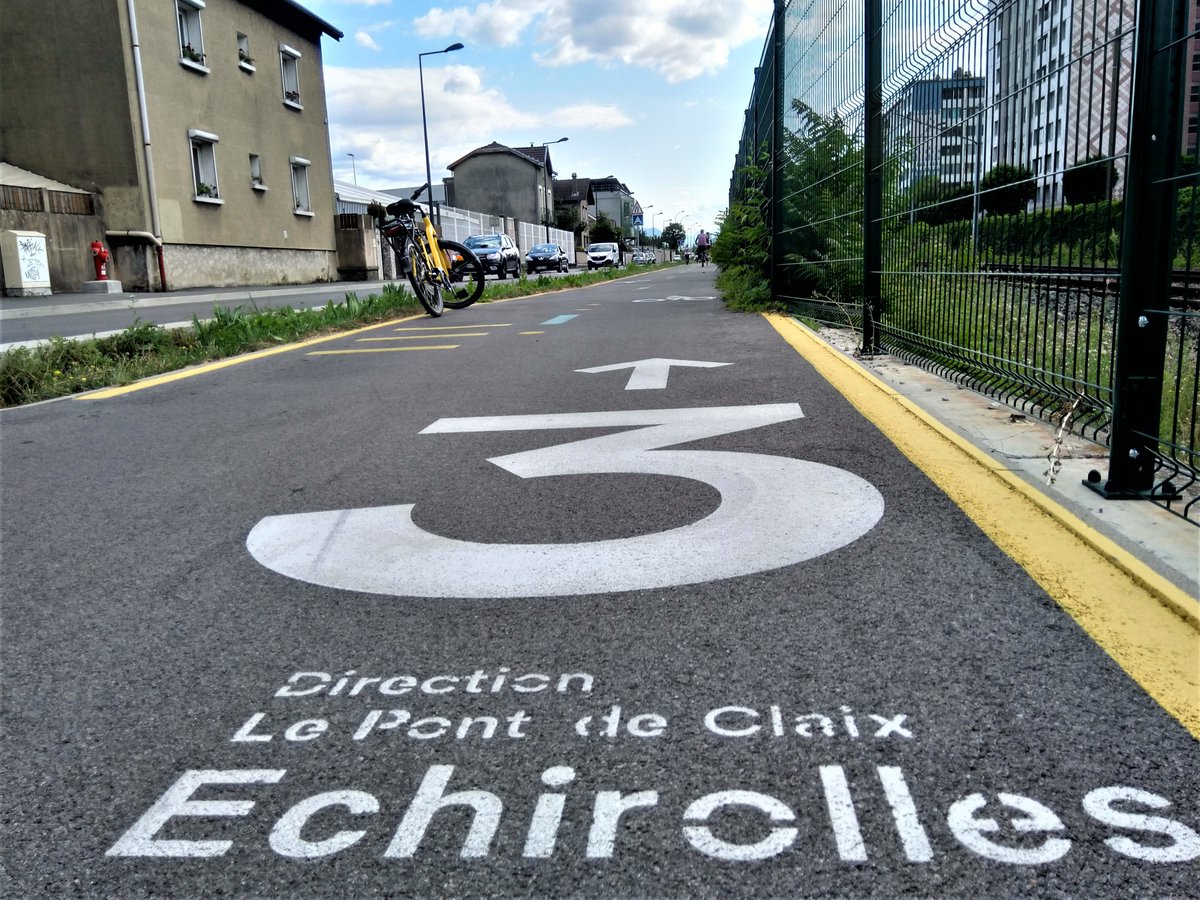 [THREAD] 
Grenoble Métropole (Isère 🇫🇷 445 000 habitants) : nouvelle capitale française du vélo ? 

Je vous partage quelques images des réalisations menées ces dernières années, notamment le nouveau réseau express vélo (Chronovélo). 

Plutôt impressionnant je dois dire ! ⤵️👍🚲