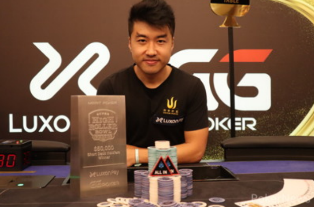 ¡Santi Jiang arrasa en la Super High Roller Bowl Europe!🔥

<a href="/elpivesabe/">Santi Jiang</a> ha firmado 4 FTs consecutivas. El sábado ganó el Event #5: $50k Short Deck por 756.000 $ y hoy peleará por 1.169.000 $ en el Event #6: $100k como uno de los cuatro supervivientes.🚀

📰poker-red.com/noticias/super…