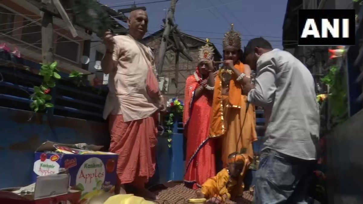 ANI's tweet image. Jammu and Kashmir | Members of Kashmiri Pandit community celebrate #Janmashtami in Srinagar