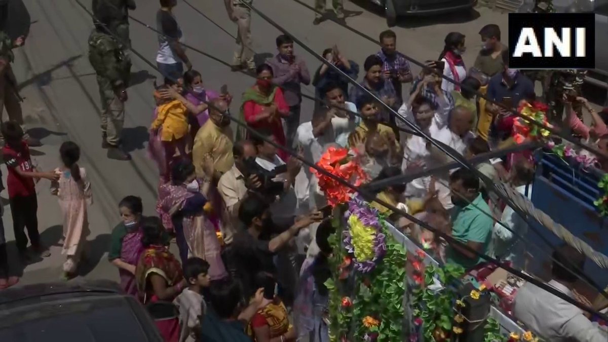 ANI's tweet image. Jammu and Kashmir | Members of Kashmiri Pandit community celebrate #Janmashtami in Srinagar
