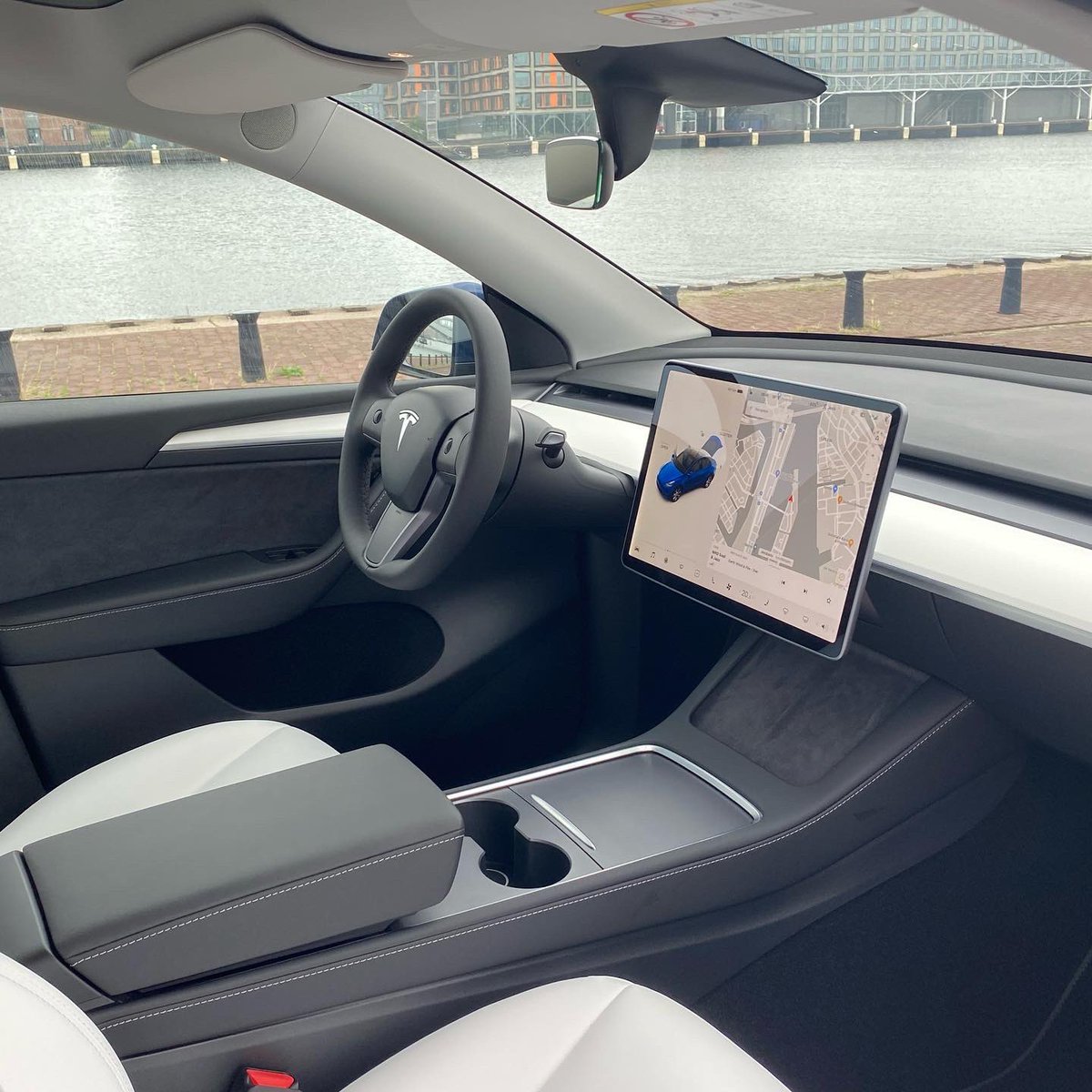 RolandTameling's tweet photo. Fijn verjaardagscadeau, al zeg ik het zelf!
Eerste test met een Nederlandse @Tesla Model Y vandaag! Vragen? Kom maar door in de comments. 👌🏼
#HUGEcarguy
#TeslaModelY
#ModelY
#Tesla
#ROtest @elonmusk @TeslaOwnersNL https://t.co/etxRWfQEFk