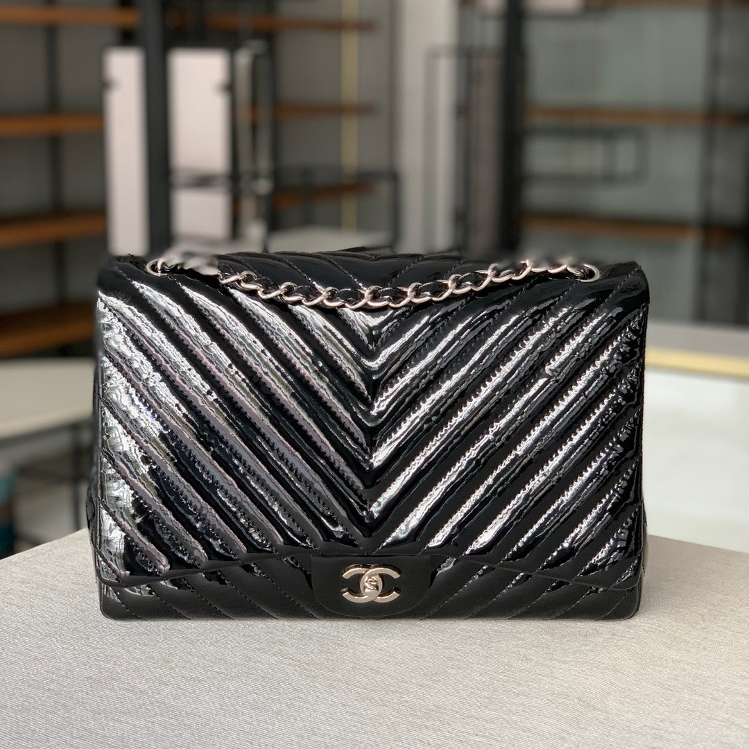 portluxe on X: This is pre-owned authentic CHANEL Black Patent Chevron Maxi  Single Flap. The Chanel Black Chevron Patent Leather Classic Maxi Single  Flap Bag is perhaps the most sought after bag