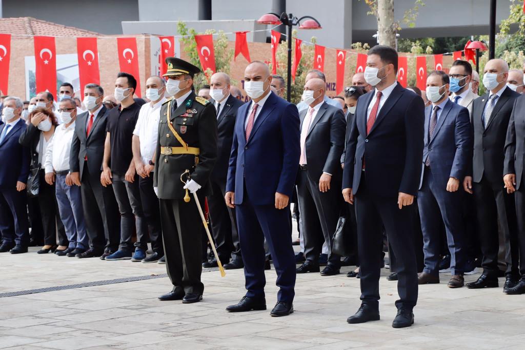 İlçe Başkanımız Nafiz Küçük, MHP İstanbul İl Disiplin Kurulu Üyemiz Hasan İlhan ve Yönetim Kurulu Üyelerimiz ile birlikte 30 Ağustos Zafer Bayramı münasebetiyle düzenlenen Çelenk Sunma Törenine katılım sağladılar.