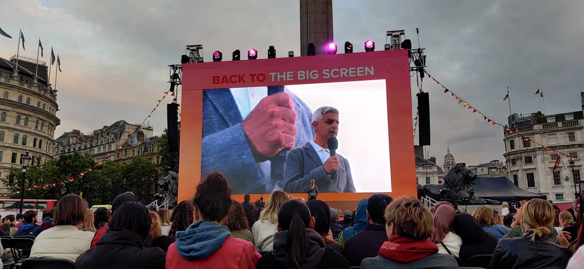 AreeqChowdhury's tweet image. Bend It Like Beckham on the big screen in Trafalgar Square last night was amazing. Easily one of my favourite memories in this city so far.

Thanks to all who put it together. Also, very cool to see it introduced by @SadiqKhan &amp;amp; @GurinderC. 👏🏾

#BackToTheBigScreen #LetsDoLondon