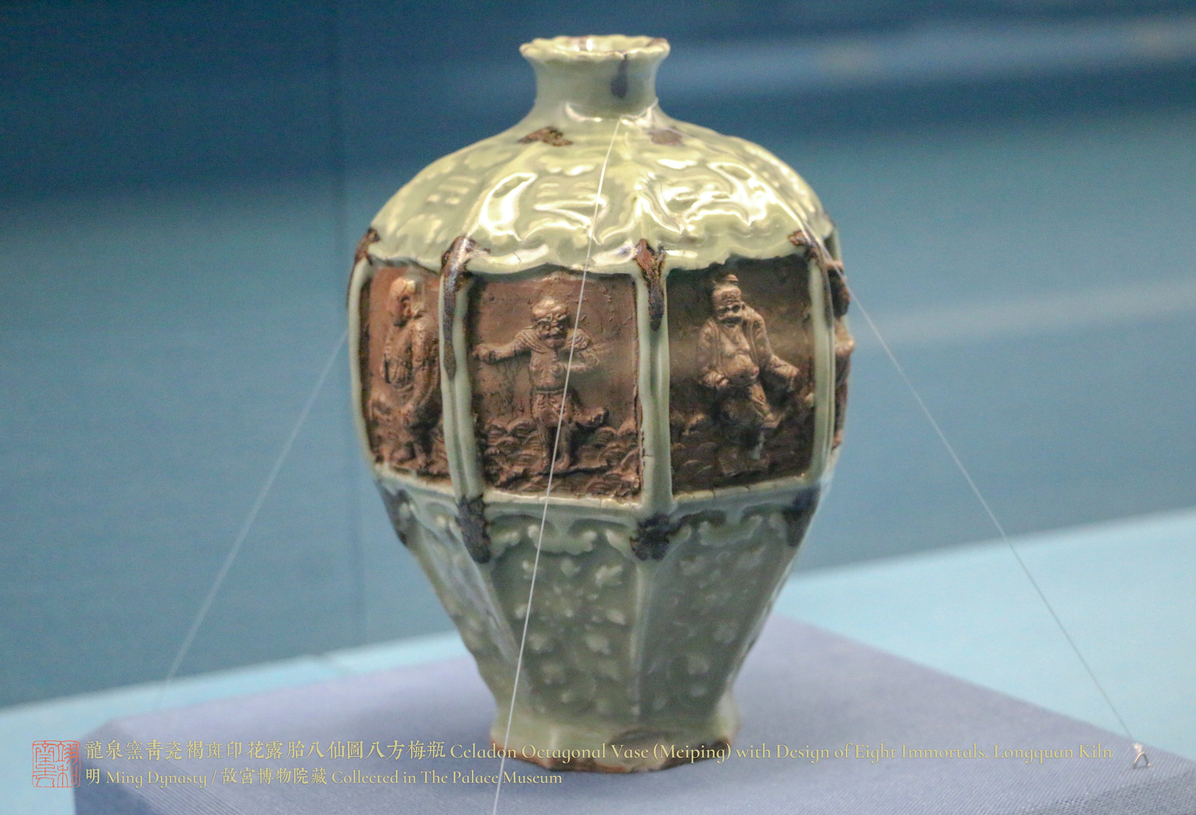 中国　玉石瑪瑙石彫刻　蓮葉金魚刻　鼻煙壷　小壷　時代箱付　M　R8754 中国 玉石瑪瑙石彫刻 蓮葉金魚刻 鼻煙壷 小壷 時代箱付 M R8754