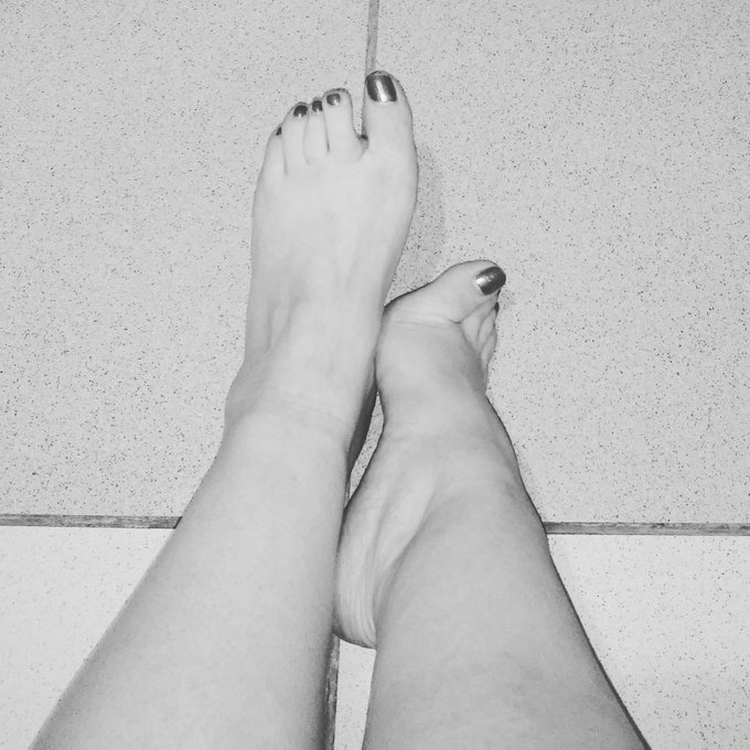 Guten Morgen. Schon wieder Montag. Ich w&uuml;nsche euch einen sch&ouml;nen Start in die Woche ☀💞 Good morning<a href="/tag/picoftheday"class="tags"><span>#picoftheday</span></a><a href="/tag/feet"class="tags"><span>#feet</span></a><a href="/tag/fussfetisch"class="tags"><span>#fussfetisch</span></a><a href="/tag/fussliebhaber"class="tags"><span>#fussliebhaber</span></a>