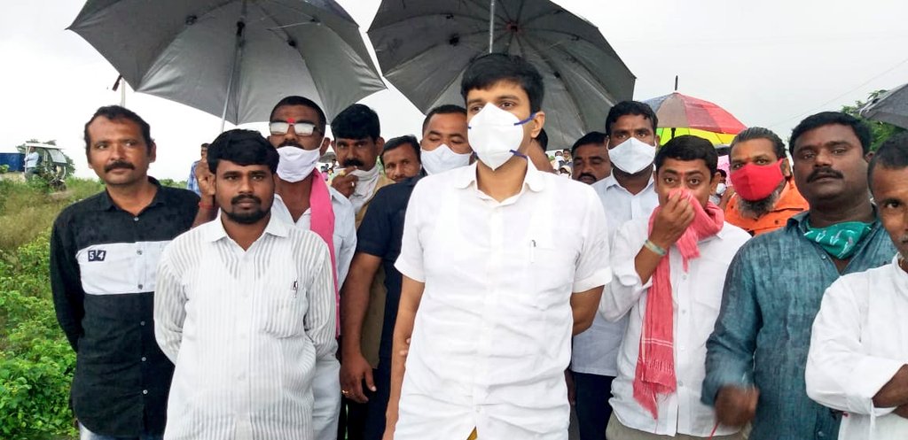Collector_RSL's tweet photo. గంభీరావుపేట నుండి లింగన్నపేట గ్రామానికి వెళ్ళే రోడ్డు పై ప్రవహిస్తున్న వాగు ఉధృతిని సంబంధిత అధికారులు, స్థానిక ప్రజాప్రతినిధులతో కలిసి క్షేత్ర స్థాయిలో పరిశీలిస్తున్న దృశ్యం 

@KTRTRS @TelanganaCMO @IPRTelangana https://t.co/pRppNToVf4