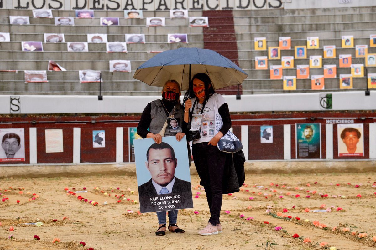 #EnFotos 📸 Ayer, en homenaje a las víctimas de desaparición forzada, la Plaza la Santamaría se vistió de memoria con la GALERÍA PARA NO OLVIDAR.
#DóndeEstán