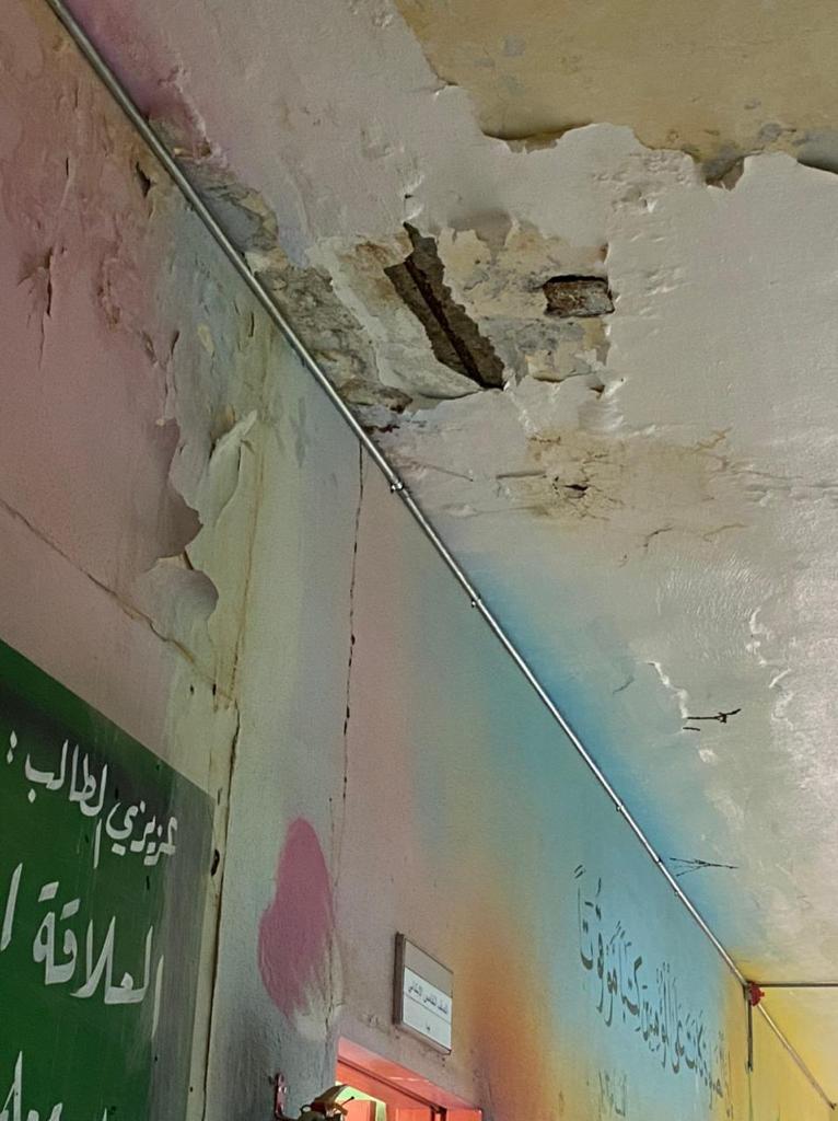 ahm5999's tweet photo. ان صحت هذه الصور المتداولة التي يقال انها لمبنى مقر مجمع الخوبه برمادة خلب الجديد بتعليم جازان  فتلك كارثة وبالتالي فإن وزارة التعليم التي أصدرت السماح بالجوالات بين ليلة وضحاها وبدون ضوابط تجني اول ثمار هذا القرار. https://t.co/enisyZmQBC