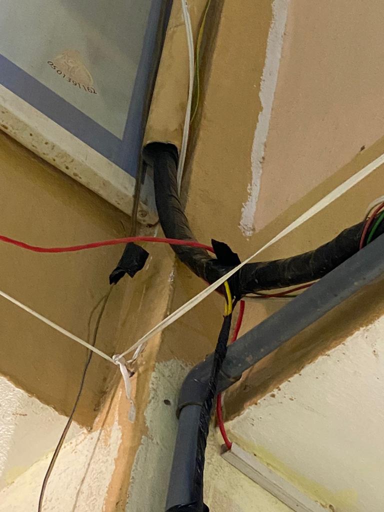 ان صحت هذه الصور المتداولة التي يقال انها لمبنى مقر مجمع الخوبه برمادة خلب الجديد بتعليم جازان  فتلك كارثة وبالتالي فإن وزارة التعليم التي أصدرت السماح بالجوالات بين ليلة وضحاها وبدون ضوابط تجني اول ثمار هذا القرار.