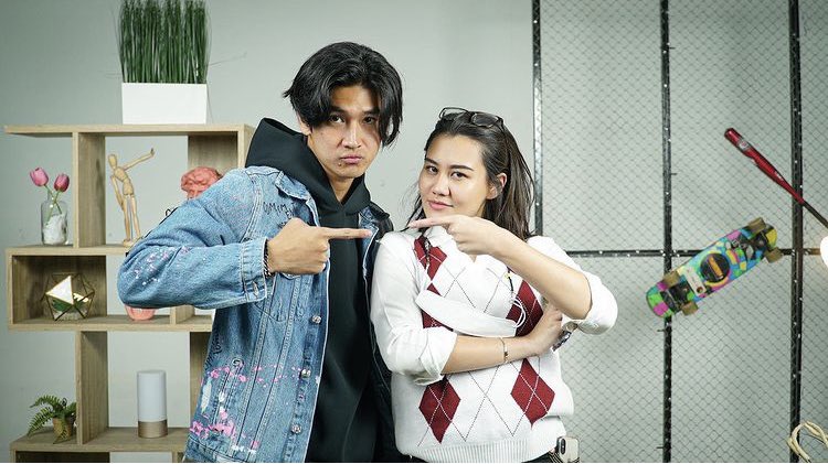 Kalo Searah kita gandengan
Kalo beda arah kita toss.
Aaliyah Anrez #TAKSEARAHDUET <a href="/anrezputra/">Anrez P. Adelio</a> <a href="/anrezers_ofc/">1st Official Fanbase Anrezers</a>