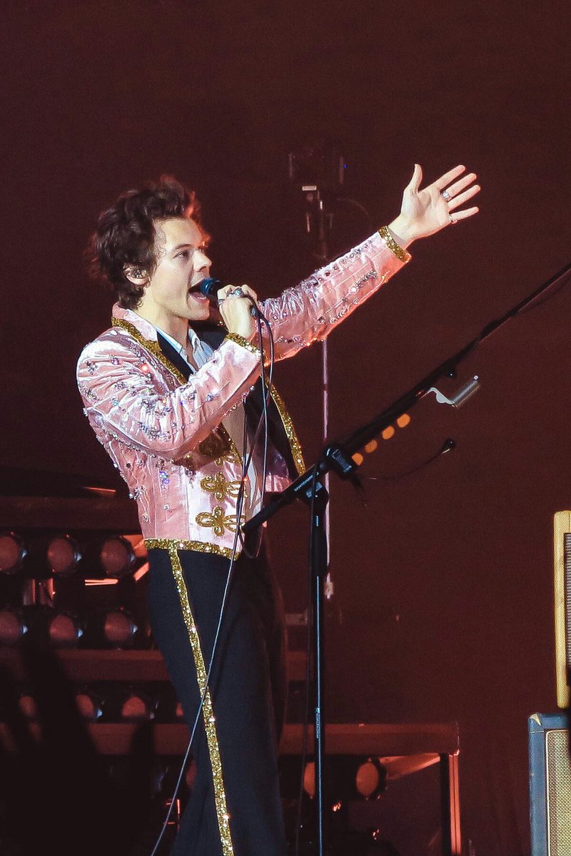 2harrysmiles7's tweet photo. Nothing is sweeter than 'Love On Tour' a theard https://t.co/IDpEPNjp9a