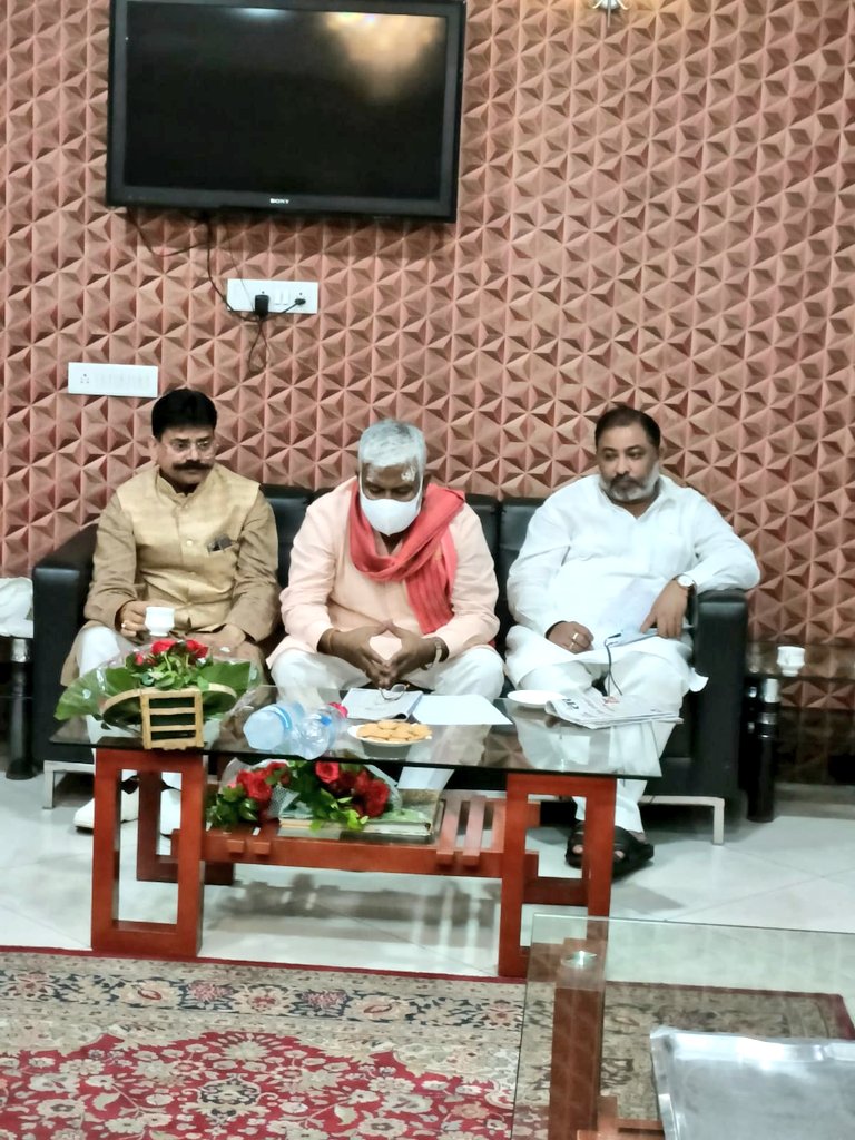 iGopalRai's tweet photo. लखनऊ 30 अगस्त राजधानी के वीवीआईपी गेस्ट हाउस के सभागार में आयोजित कार्यक्रम में राष्ट्रीय क्रांतिकारी समाजवादी पार्टी के राष्ट्रीय अध्यक्ष एवं राजनीतिक विकल्प महासंघ के संयोजक श्री गोपाल राय के नेतृत्व में आज लखनऊ के वीआईपी गेस्ट हाउस में लगभग तीन दर्जन राजनीतिक दलों के https://t.co/usEi3h9v9Y