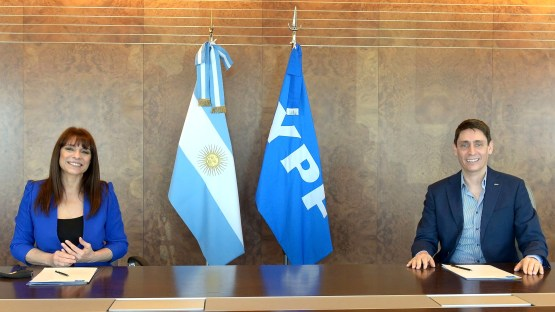 rta_se's tweet photo. | @YPFoficial y Radio y Television Argentina se unen para optimizar los consumos en la flota de vehículos
@rosariolufrano, presidenta de #RTA, y Sergio Affronti, CEO de YPF, acordaron implementar el programa #YPFRuta en los medios públicos
https://t.co/qIwoUO4aIw https://t.co/kDCdS2zeb0