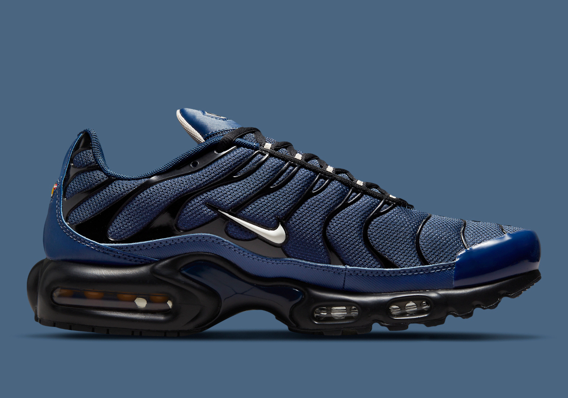viewsfrance's tweet photo. Les images officielles de la Nike Air Max Plus "Midnight Navy" 📸 https://t.co/ELZYvd2Eof