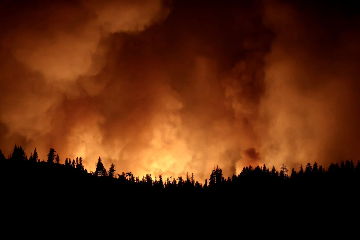 sullyfoto's tweet image. The #caldorfire made a destructive run along Hwy 50 on Sunday evening through the Strawberry and Twin Bridges, CA. Dozens of structures were destroyed and the fire burned through part of the @Sierra_at_Tahoe ski resort.