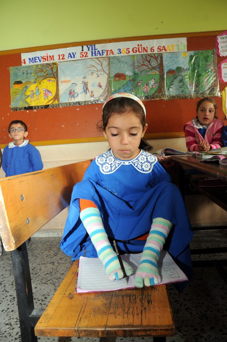 Bu fotoğraflarda 8 yaşında, yüzmeye yeni başlamış, 10 yıl sonra paralimpik 3.'sü olacak kocaman yürekli bir sporcuyu görüyorsunuz. ♥️