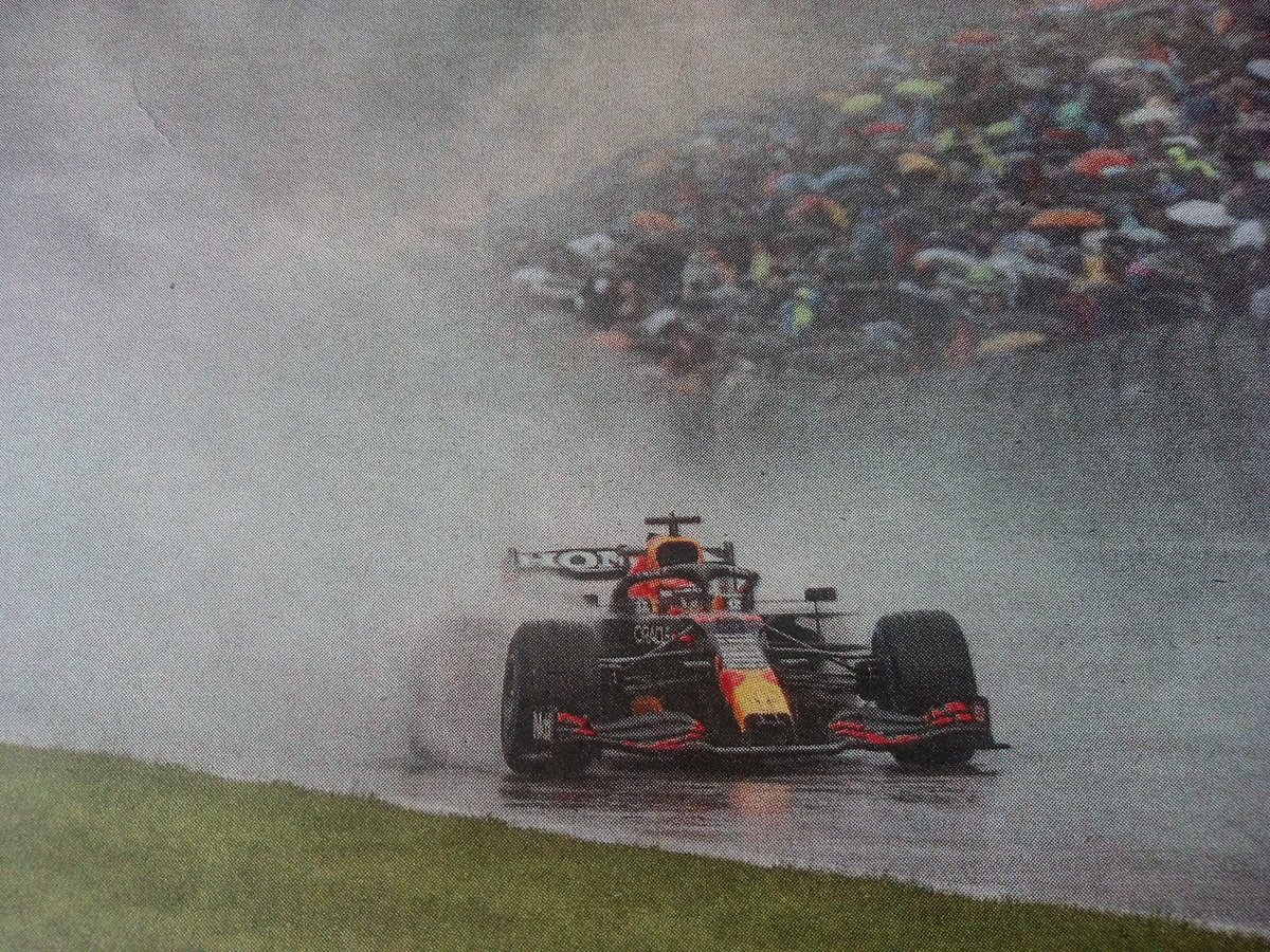 Janinejw's tweet photo. Reglement erbij, juristen, ticket-(no)refund-'experts....én uiteindelijk de punten-in-de-pocket van @Max33Verstappen dankzij die ook al bizarre #KwalificatieF1 van afgelopen zaterdag, komt neer op nóg kortere #Sprintrace?!?

@MichaelMacie for president!?!

-> #DutchGP

#allWright https://t.co/a4FZ5rRSm0