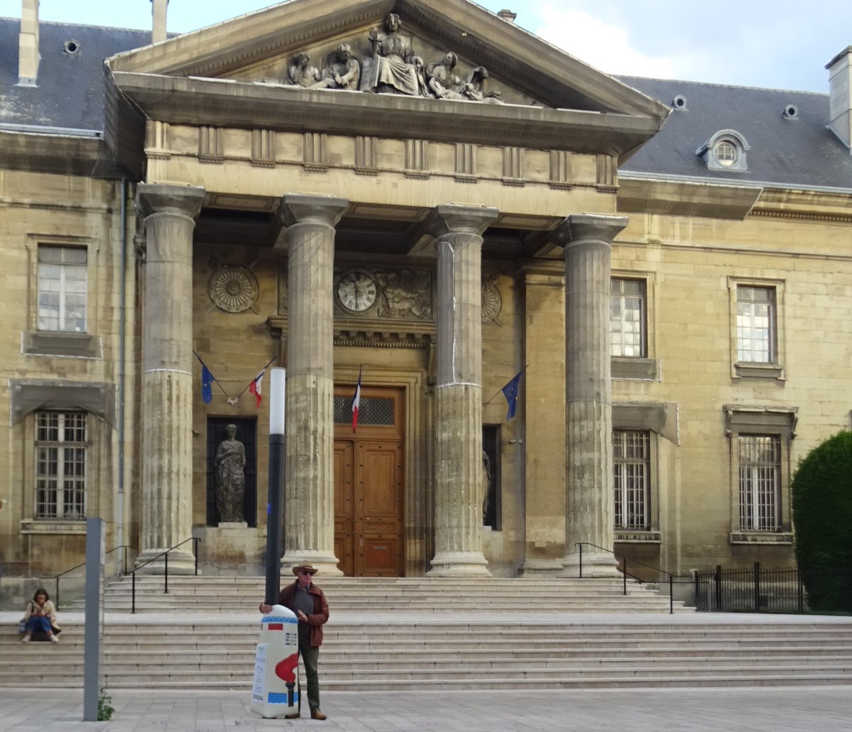 Le 30 août 1944, Reims est libérée par les armées alliées. La route qu’ils utilisaient a été marquée en 1947 avec des bornes kilométriques,#Voiedelaliberté. Ou est la bornes disparu à devant le Palais de Justice de <a href="/VilledeReims/">Ville de Reims</a> @UnionArdennais <a href="/EuropeRemembers/">EuropeRemembers</a>  @investinreims