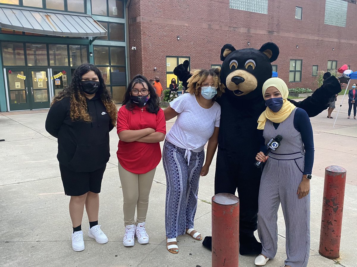 Good morning from #Hartford! Thousands of students in the capital city return back to the classroom this morning. We’ll see you live at 6:30am from McDonough Middle School <a href="/WFSBnews/">WFSB Channel 3</a> 🚌📚