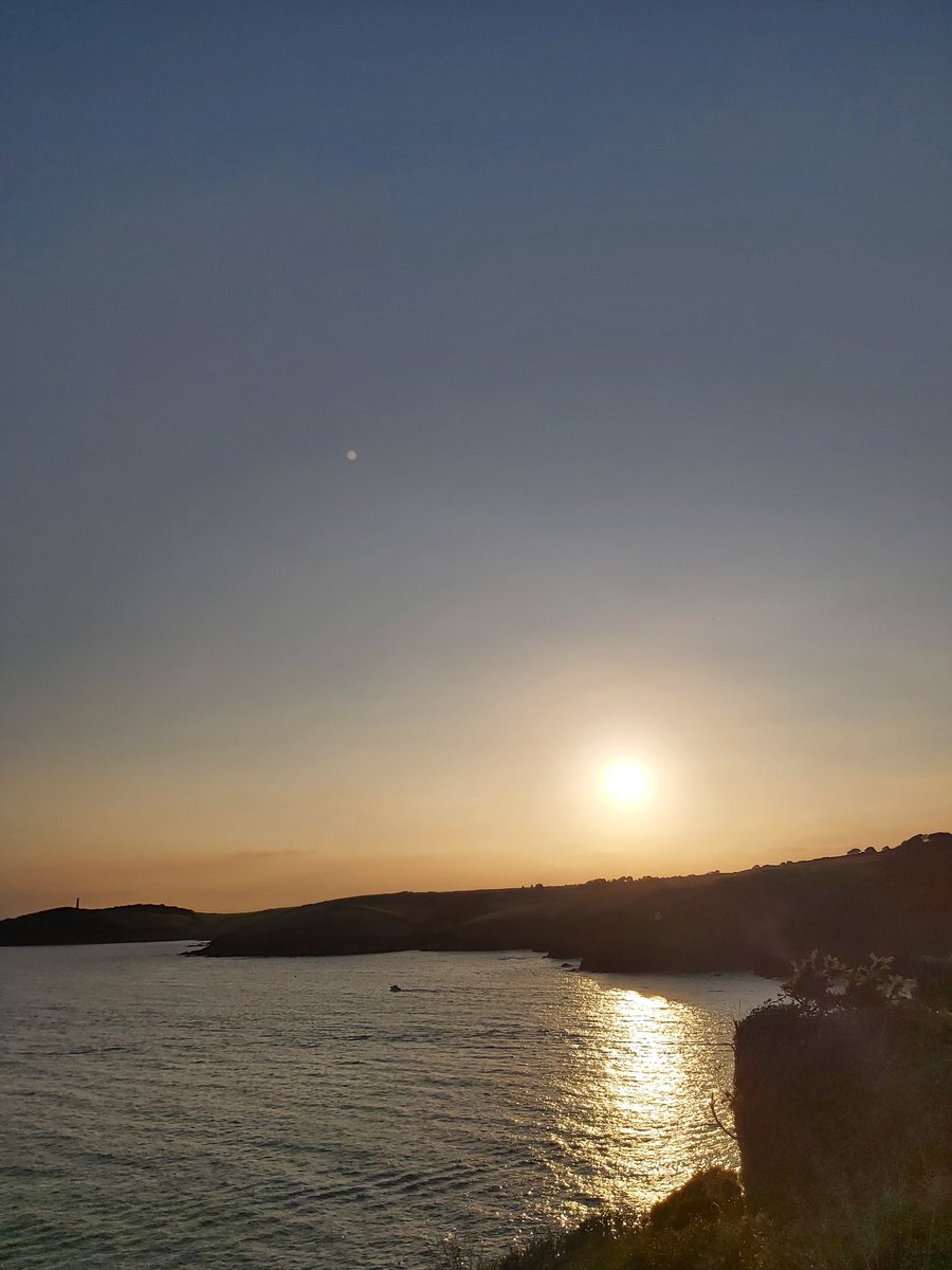 HelenPWhiteBCU's tweet photo. We got home and went to a friend's, which included #AHPsActive dancing (patio style) last night too, but I don't have a photo of that, so here's a last photo from one of the sunsets last week... #lovecornwall #lovethesea #perfectmemories https://t.co/vxL0ZhZNxQ