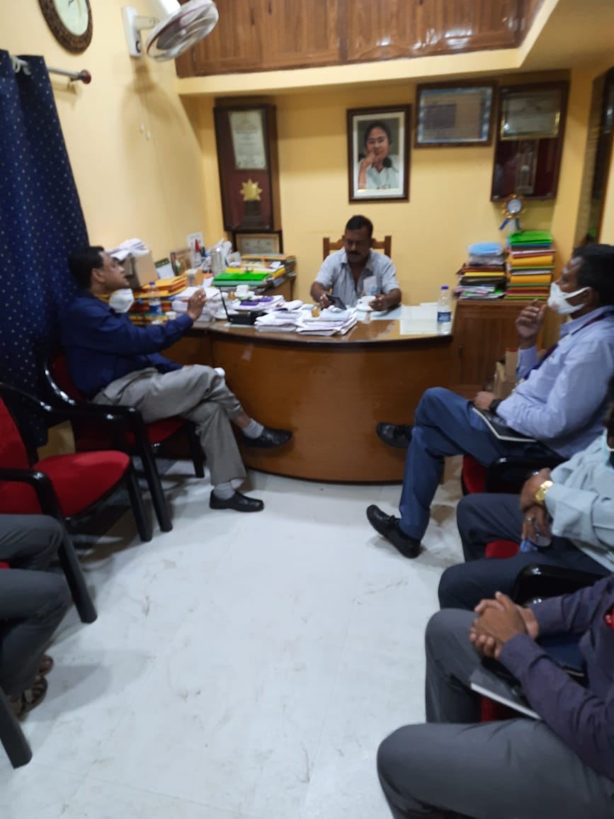 SbioaBC's tweet photo. Unruly customer assaults branch personnel at SBI Khasmallik 24 Pgs South. SBIOA demands stringent action against the miscreant to uphold dignity of Covid Warriors.
@MamataOfficial @CMOfficeWB @DrAmitMitra @chief_west @HomeBengal 
#WeWantJustice
#FrontlineCovidWarriors https://t.co/jFjt3hv1Cx